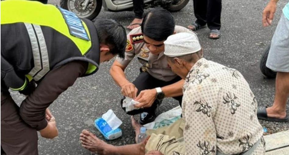 Nyata Aksi Spontan Kapolresta Banyuwangi Bantu Lansia Kecelakaan di Jalan Raya Kabat